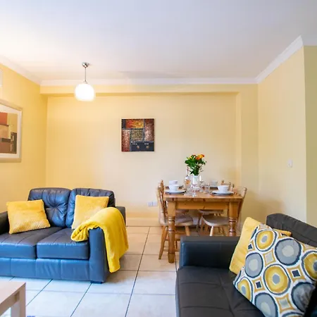 - Spacious 4 Bedroom Apartament