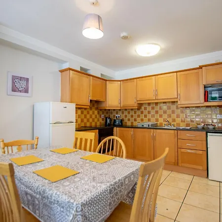 Apartament - Spacious 4 Bedroom *