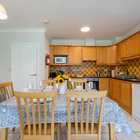 - Spacious 4 Bedroom Apartament *