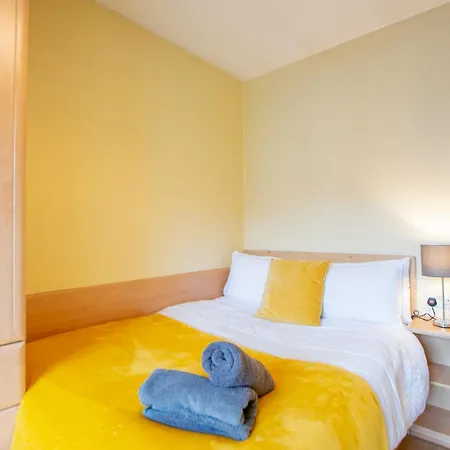 - Spacious 4 Bedroom 公寓