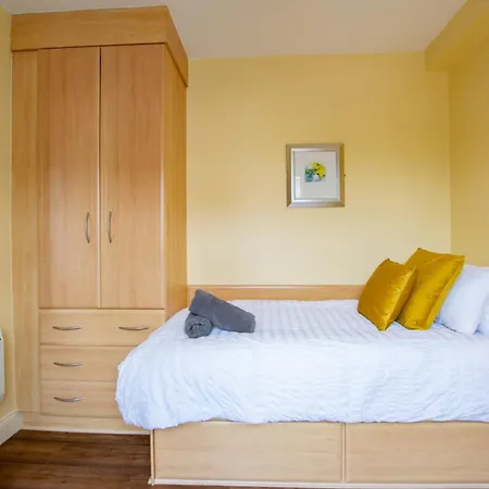 Apartament - Spacious 4 Bedroom *